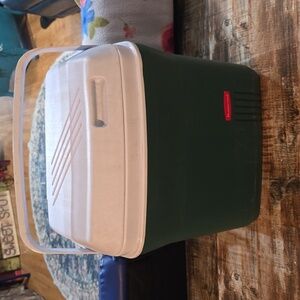 Rubbermaid Dark Green and White Cooler